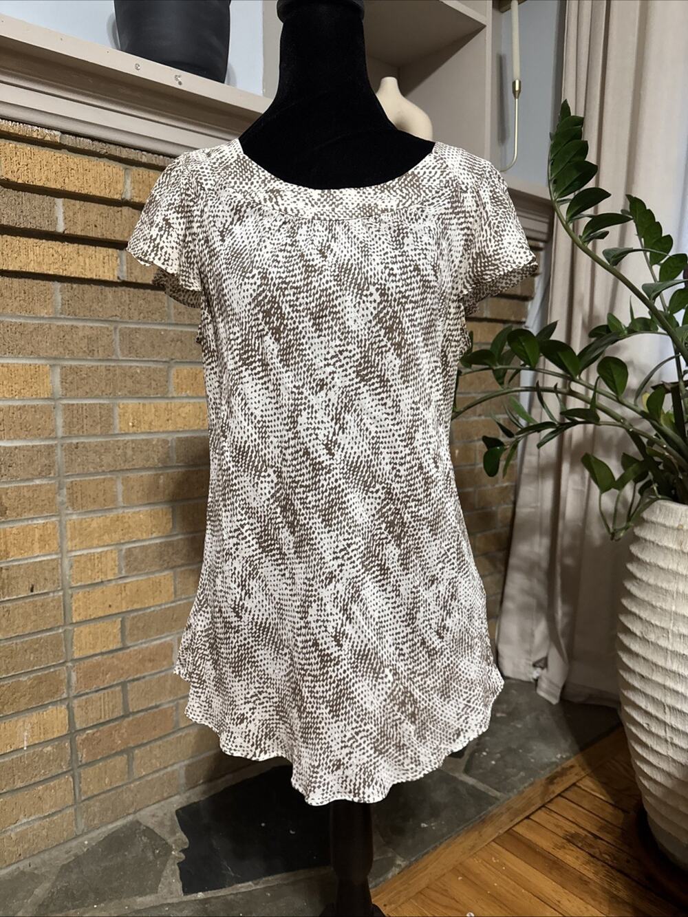Banana Republic 100% Silk Ruffle Blouse Sz L Snake Print Sleeveless Professional